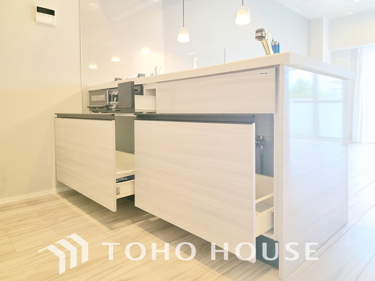 キッチン あなたの創造性を刺激する舞台。最新の機能と美しいデザインが融合し、料理の時間を至福の瞬間に変えます。