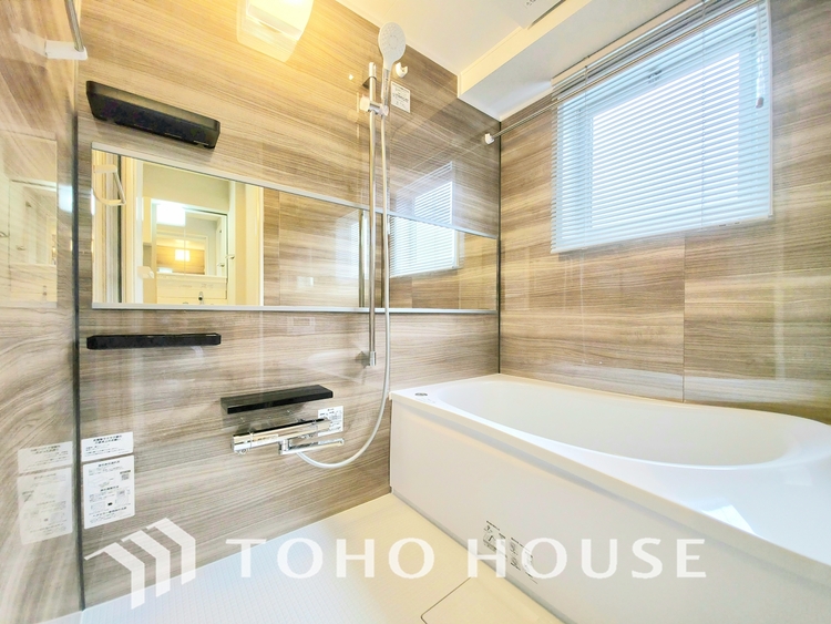 風呂 心と体を解き放つ空間。広々とした浴槽と最新の機能が、極上のリラクゼーションを提供し、疲れを完全に癒します。