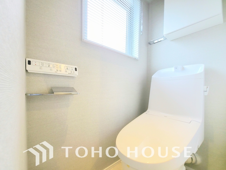 トイレ 清潔でプライベートな時間を守る空間。最新の機能と静謐なデザインが、訪れる人に心地よい安心感を与えます。