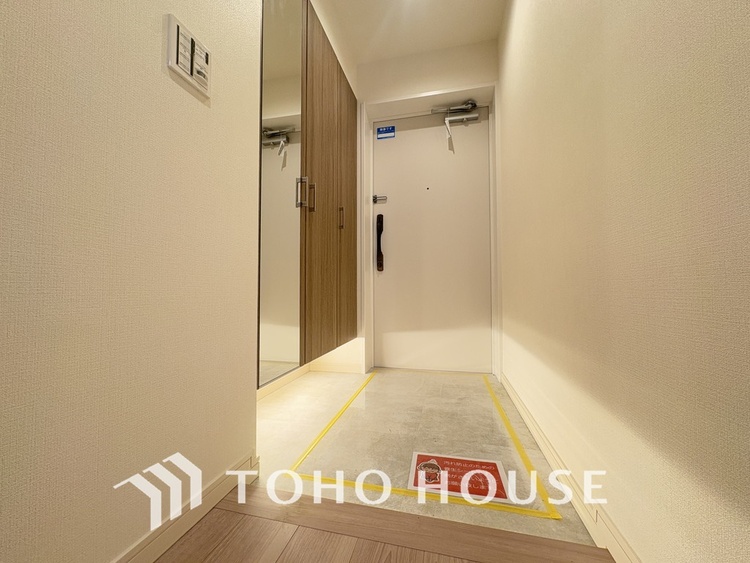 玄関 飾り過ぎないシンプルな内装の玄関