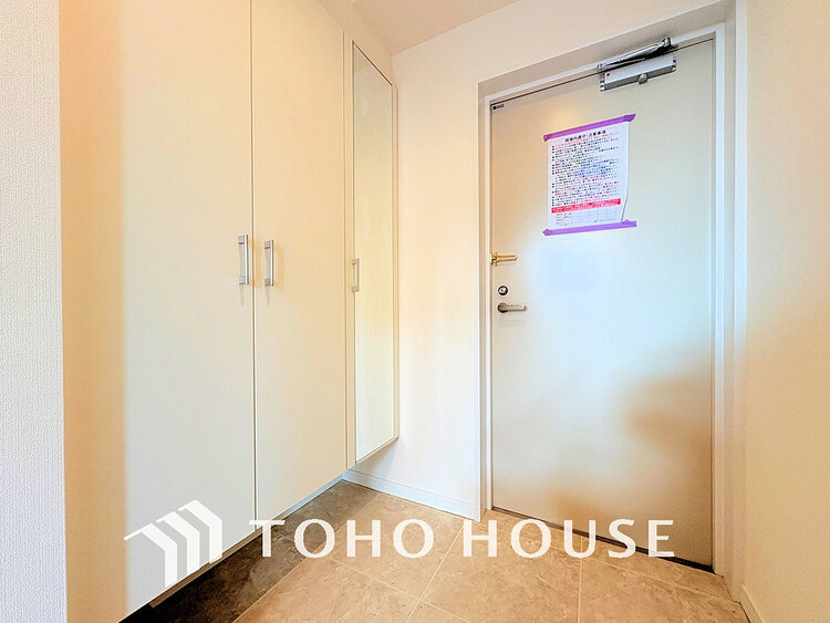 玄関 飾り過ぎないシンプルな内装の玄関