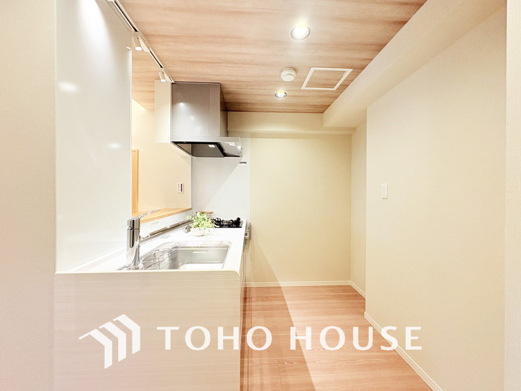 キッチン シンプルな部屋の雰囲気に溶け合うナチュラルキッチン