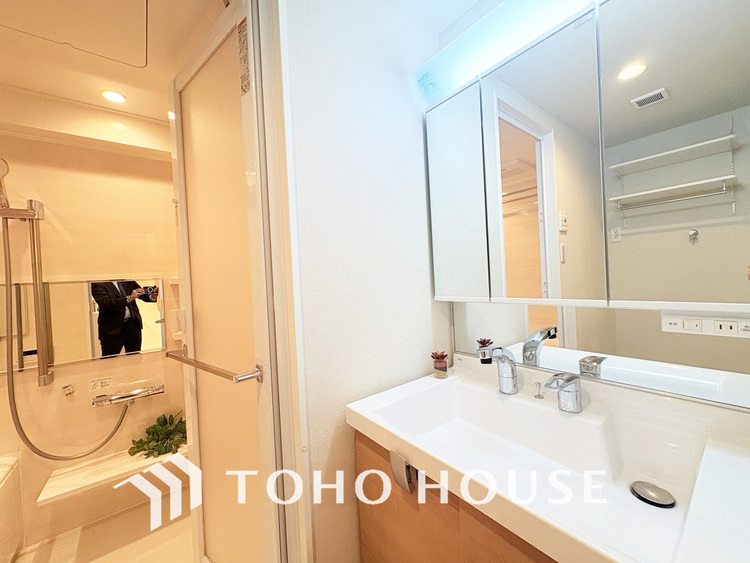 洗面 新規設置の洗面化粧台。収納豊富で使い勝手の良い3面鏡です