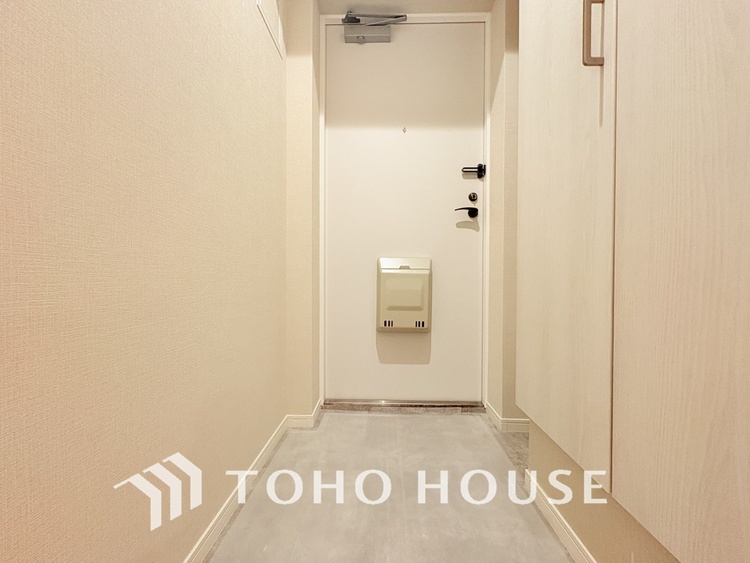 玄関 飾り過ぎないシンプルな内装の玄関