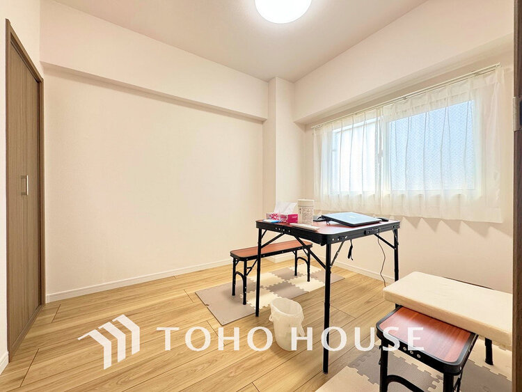 内装 採光もある洋室は、くつろぎのひと時を過ごすのにぴったり