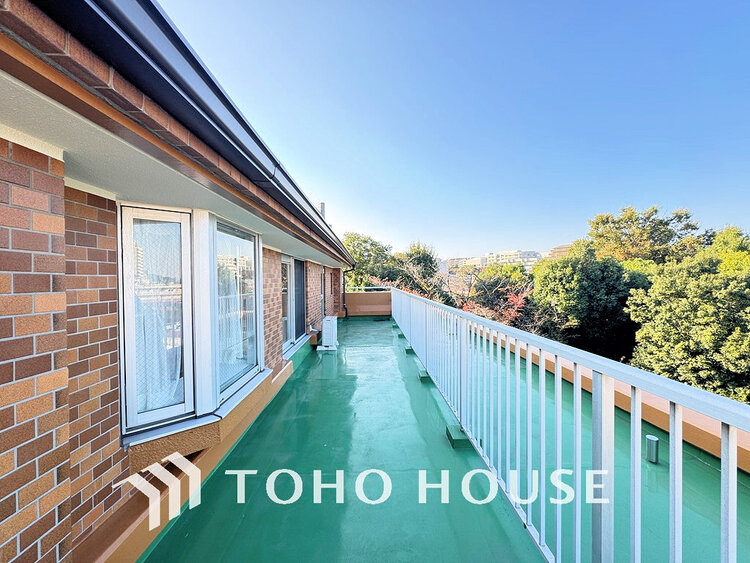 バルコニー 日当たりの良いバルコニーで晴れの日の洗濯物も楽しみになりますね