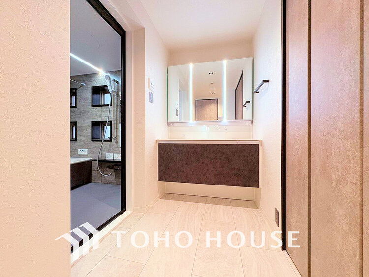 洗面 白を基調とした清潔感のある洗面室で朝の身支度を