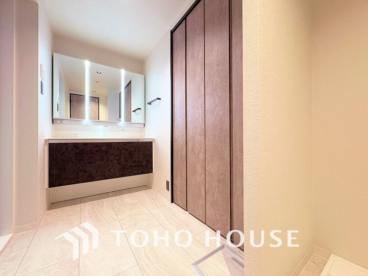 洗面 落ち着きのある色合いでまとめられた洗面室