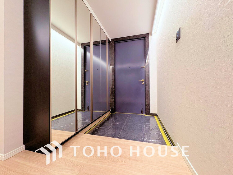 玄関 落ち着いた雰囲気の玄関、家族の帰りを暖かく迎えてくれます