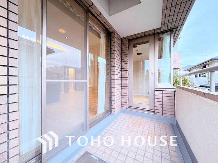 バルコニー 日当たりの良いバルコニーで晴れの日の洗濯物も楽しみになりますね