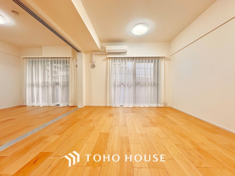 内装 ここにはみんなが集い、食事と楽しい会話が始まる。話に夢中になりすぎて、ついつい時を忘れ夜半過ぎになってしまう。