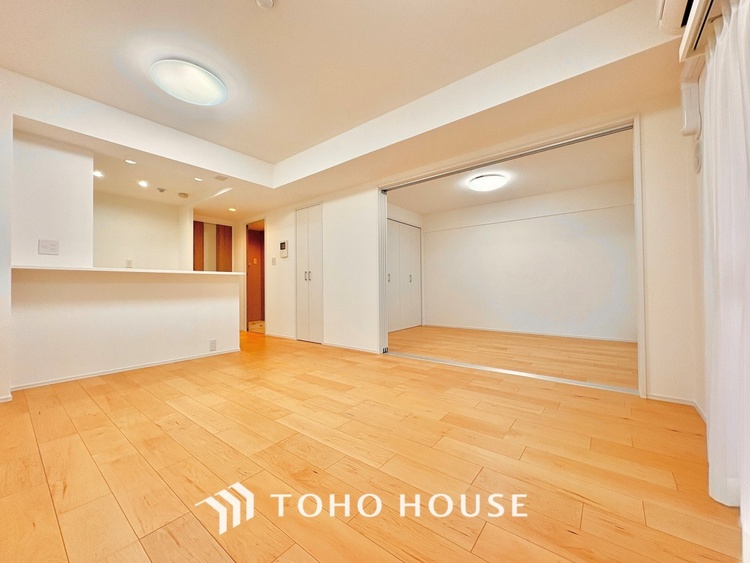 内装 ここにはみんなが集い、食事と楽しい会話が始まる。話に夢中になりすぎて、ついつい時を忘れ夜半過ぎになってしまう。そんな束の間の幸せを感じさせてくれる場所でありたい。