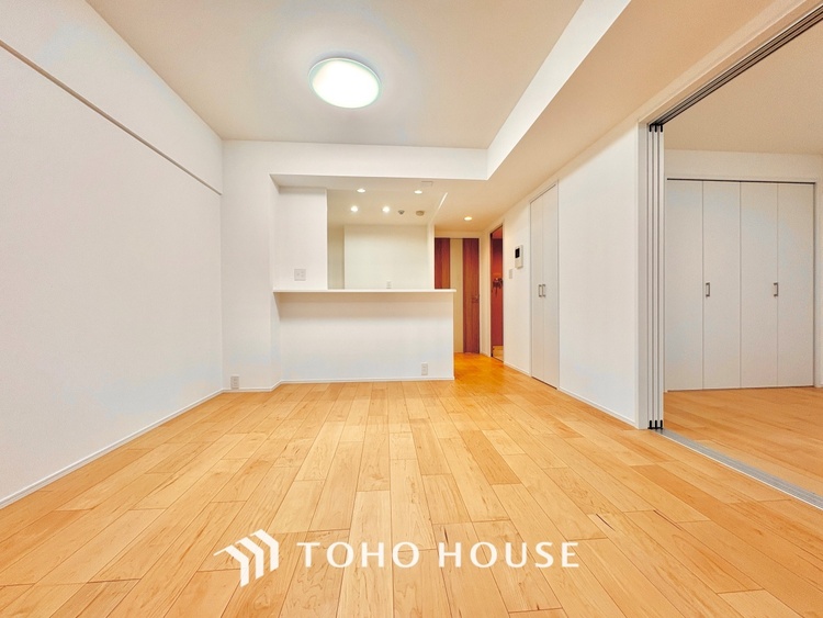 内装 ここにはみんなが集い、食事と楽しい会話が始まる。話に夢中になりすぎて、ついつい時を忘れ夜半過ぎになってしまう。そんな束の間の幸せを感じさせてくれる場所でありたい。