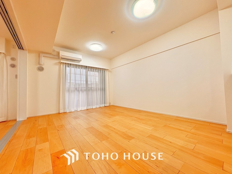 内装 ここにはみんなが集い、食事と楽しい会話が始まる。話に夢中になりすぎて、ついつい時を忘れ夜半過ぎになってしまう。そんな束の間の幸せを感じさせてくれる場所でありたい。