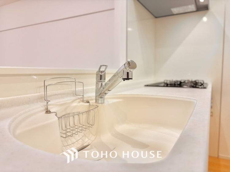 キッチン 【Kitchen】調理しながらもご家族のお顔が見れるカウンターキッチン。ついつい料理中お子様の様子が気になるもの。安心してお料理に取り組んでいただけます。会話だって自然とはずむはず。