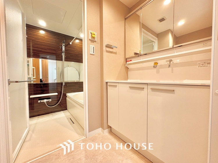 洗面 清潔感あふれる洗面化粧台で、毎日の身支度を快適にサポートします。