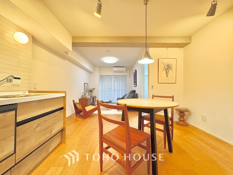 内装 ここにはみんなが集い、食事と楽しい会話が始まる。話に夢中になりすぎて、ついつい時を忘れ夜半過ぎになってしまう。そんな束の間の幸せを感じさせてくれる場所でありたい。