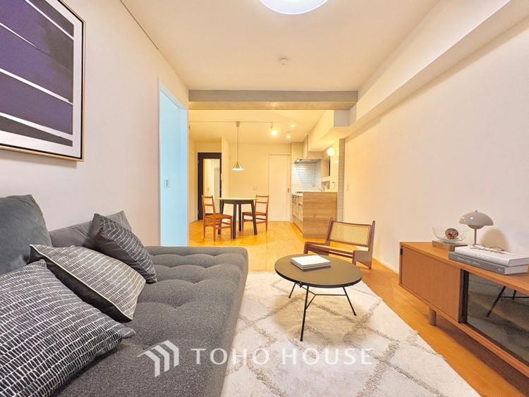 内装 ここにはみんなが集い、食事と楽しい会話が始まる。話に夢中になりすぎて、ついつい時を忘れ夜半過ぎになってしまう。そんな束の間の幸せを感じさせてくれる場所でありたい。