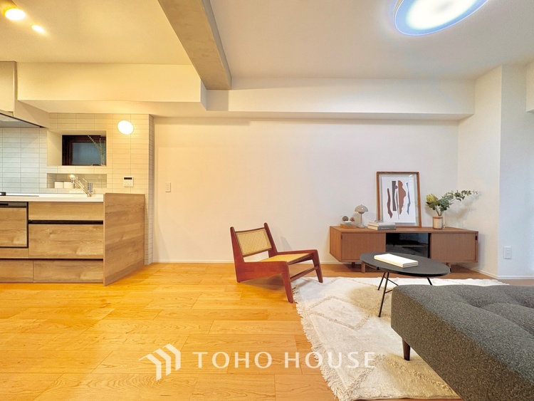 内装 ここにはみんなが集い、食事と楽しい会話が始まる。話に夢中になりすぎて、ついつい時を忘れ夜半過ぎになってしまう。