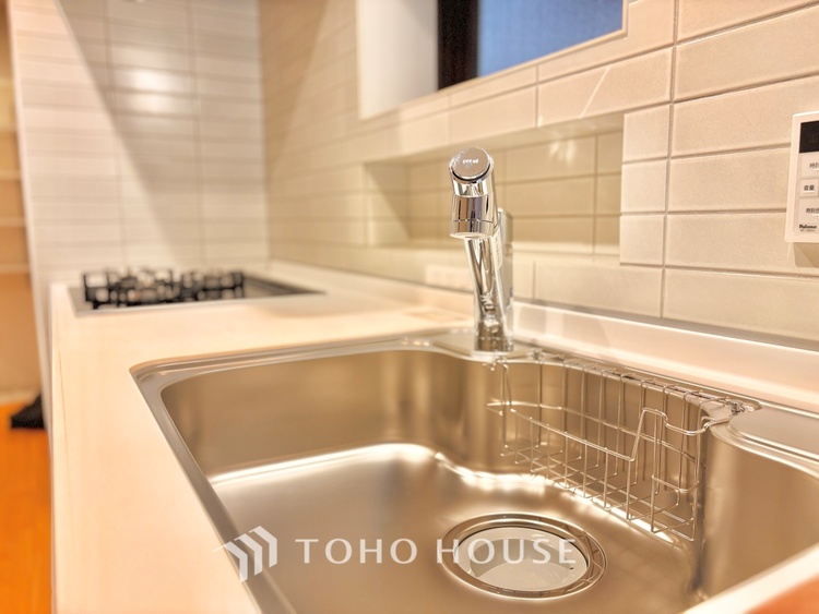 キッチン 【Kitchen】調理しながらもご家族のお顔が見れるカウンターキッチン。ついつい料理中お子様の様子が気になるもの。安心してお料理に取り組んでいただけます。会話だって自然とはずむはず。