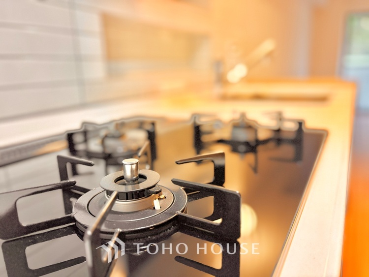 キッチン 【Kitchen】調理しながらもご家族のお顔が見れるカウンターキッチン。ついつい料理中お子様の様子が気になるもの。安心してお料理に取り組んでいただけます。会話だって自然とはずむはず。