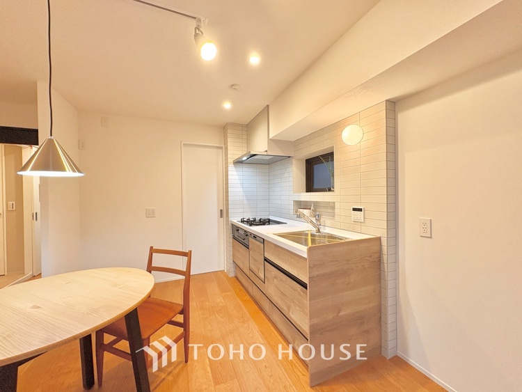 キッチン 【Kitchen】調理しながらもご家族のお顔が見れるカウンターキッチン。ついつい料理中お子様の様子が気になるもの。安心してお料理に取り組んでいただけます。会話だって自然とはずむはず。