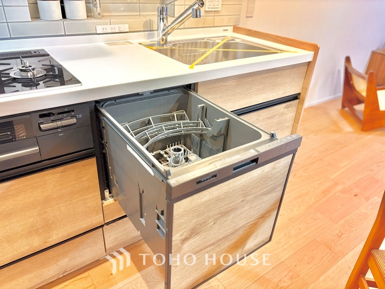 キッチン 【Kitchen】調理しながらもご家族のお顔が見れるカウンターキッチン。ついつい料理中お子様の様子が気になるもの。安心してお料理に取り組んでいただけます。会話だって自然とはずむはず。