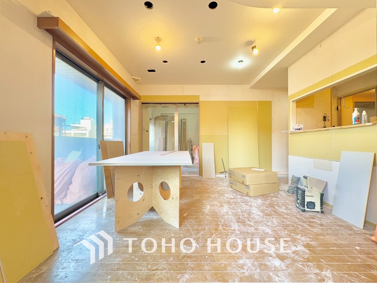 内装 【living】居心地のいい暮らしには欠かせない眩い採光。ゆったりとした幅の窓からこの空間に降り注ぐ採光が絶えない。明るいリビングこそ居心地のいい暮らしが待っているのだと思う。