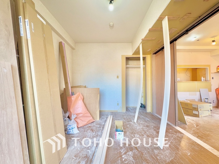 内装 【ROOM】感性を育むプライベートルームはシンプルでスマートな空間。好みの空間で読書をしたり、音楽を聞いたりと一人の時間も充実したものにできます。