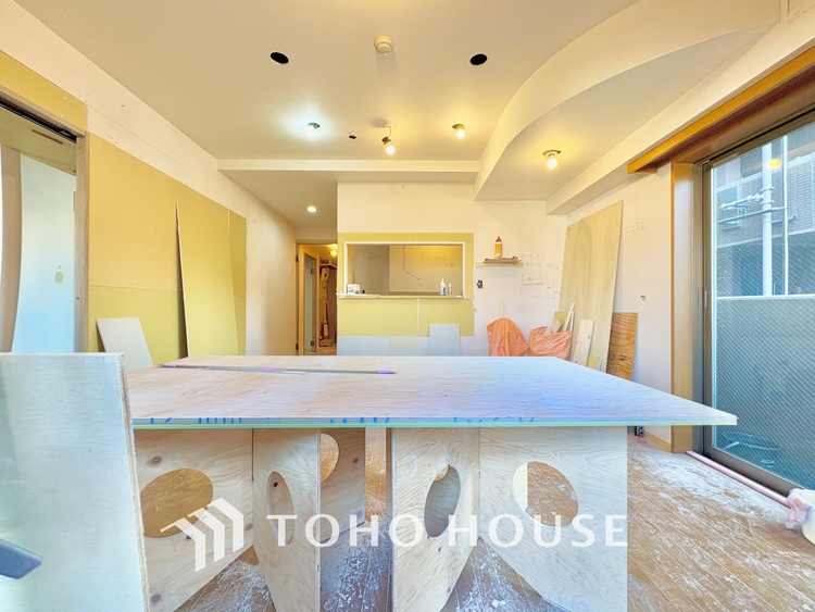 内装 叶えたかったのは落ち着きのあるナチュラルな風合い、そして開放感があるリビング。優雅な気分に浸れる幸せな時間を家族が自然と集まりたくなるこの空間で。