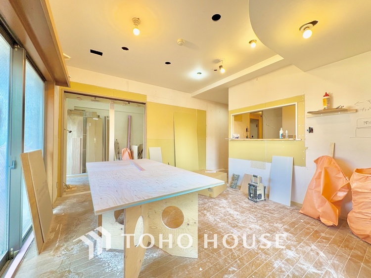 内装 ◆瀟洒な空間◆落ち着いた小棚や室内の緑光、アクセントのある彩が見事に調和させた瀟洒なリビングルーム。ここに集まる家族の会話と笑顔が絶え間なく続く幸せな空間。