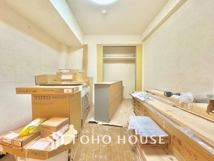 内装 風の通り道。舞い込んでくる風が優しく躍り、室内に爽やかな空気を運んでくる。そこに季節の息吹を感じて、いまがどんな季節なのかを実感する。