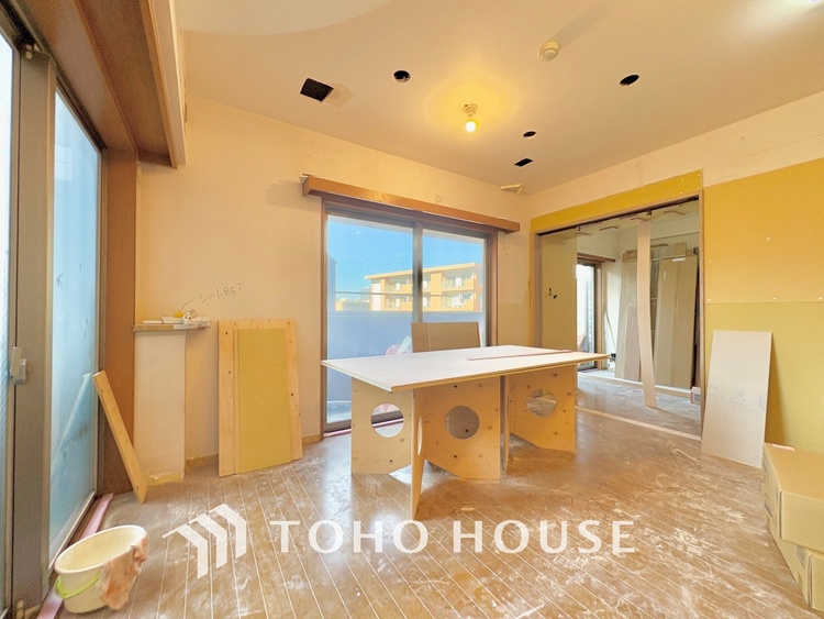 内装 ここはみんなが集い、食事と楽しい会話が始まる場所。話に夢中になりすぎて、ついつい時を忘れ、夜半過ぎになってしまう。そんな束の間の幸せを感じさせてくれます。