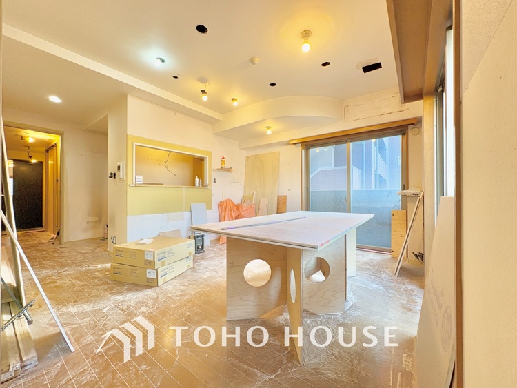 内装 ◆瀟洒な空間◆落ち着いた小棚や室内の緑光、アクセントのある彩が見事に調和させた瀟洒なリビングルーム。ここに集まる家族の会話と笑顔が絶え間なく続く幸せな空間。