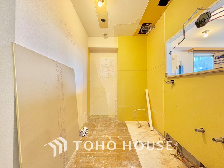 キッチン 手元の収納から、足元の収納までが全てスライド式で、奥のスペースまで有効に活用できます。奥まで上から見渡せるので、たまにしか使わない調理器具もサッと取出せます。