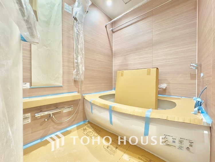 風呂 【浴室】《一日の疲れを落としてくれる場所は、落ち着く場所でなければならない》　高級感溢れるカラーと大きさ・柔らかな曲線で構成された半身浴も楽しめるバスタブが心地よさをもたらします。