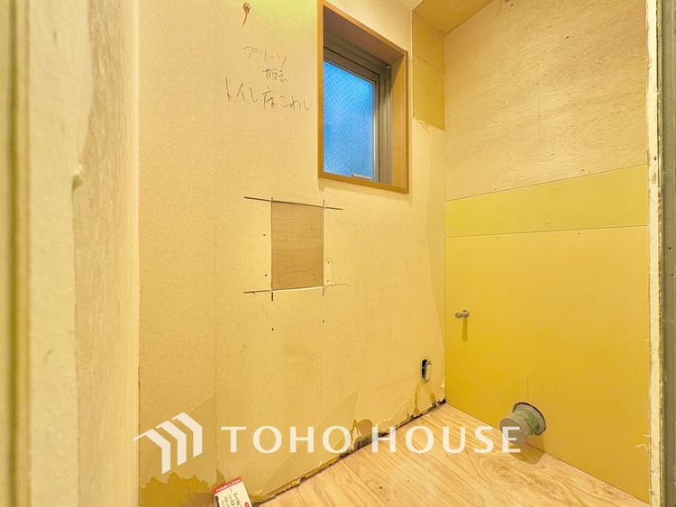 トイレ 清潔感あるホワイト調のクロスと温もり溢れるモダンカラーの床材が見事に調和した本邸宅は、毎日の生活を少しでも快適に過ごして頂ける様に落ち着いた雰囲気作りから行っています。