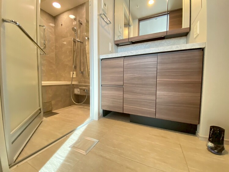 その他 十分な広さの脱衣所。