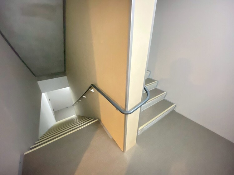 その他 共用部の階段です。明るく清潔に管理されています。