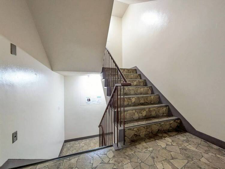 その他 共用部の階段です。明るく清潔に管理されています。