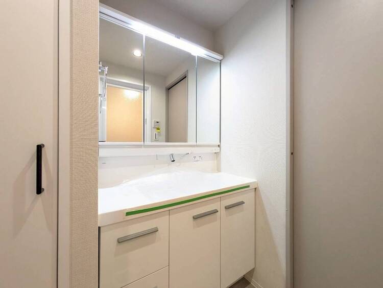 その他 清潔感を感じられる洗面化粧台。