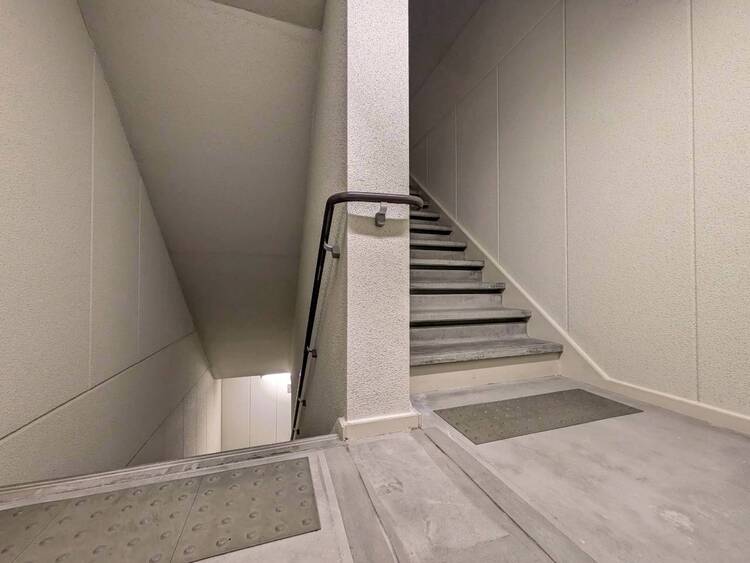 その他 共用部の階段です。明るく清潔に管理されています。