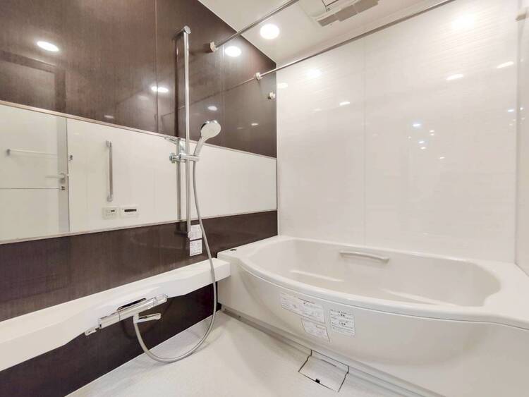 風呂 一日の疲れを癒すバスルームは、心地よいリラックスを叶える清潔感溢れる空間です。