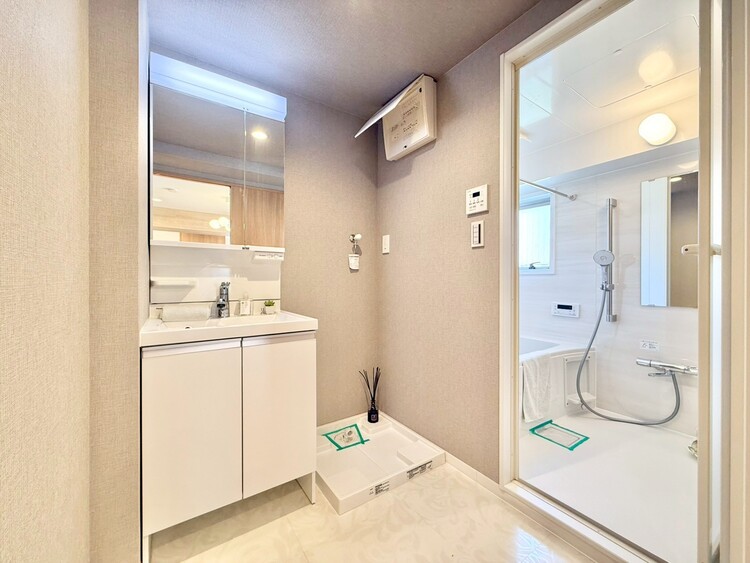 その他 十分な広さの脱衣所。