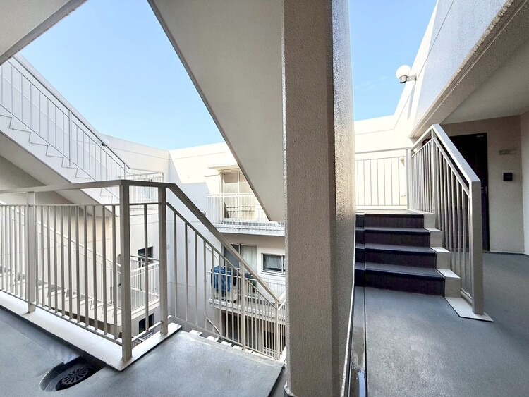 その他 共用部の階段です。明るく清潔に管理されています。