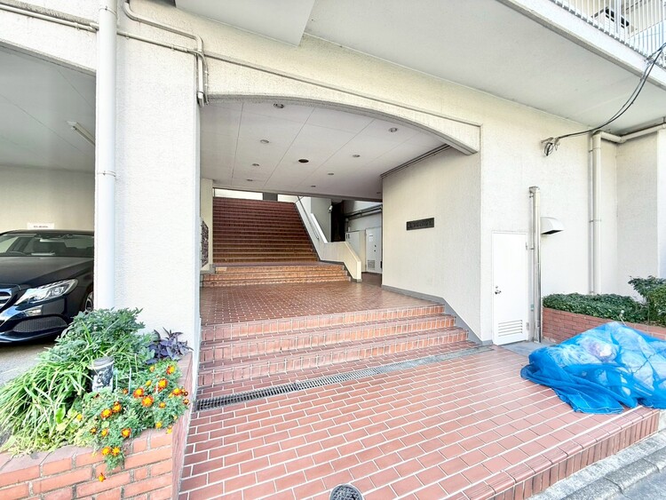 その他 上質感漂う玄関アプローチです。