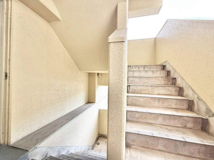 その他 共用部の階段です。明るく清潔に管理されています。