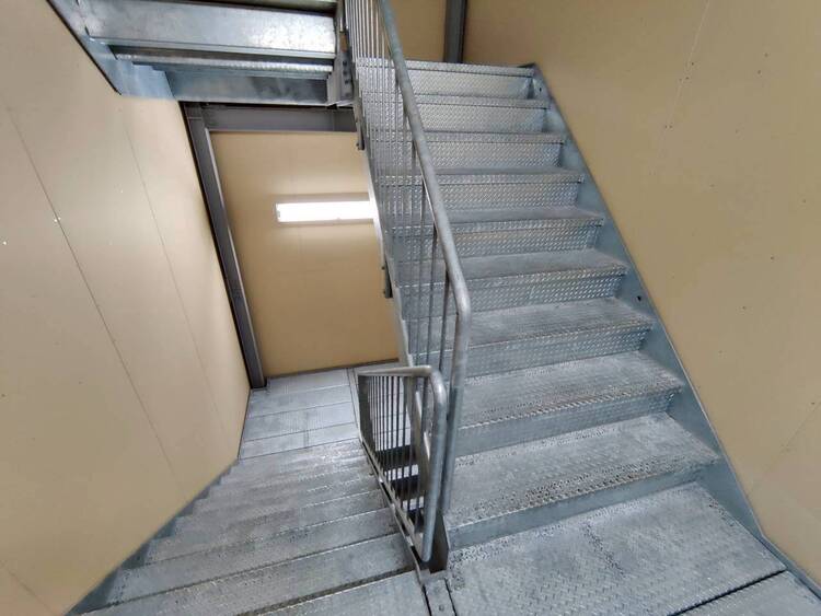 設備 共用部の階段です。明るく清潔に管理されています。