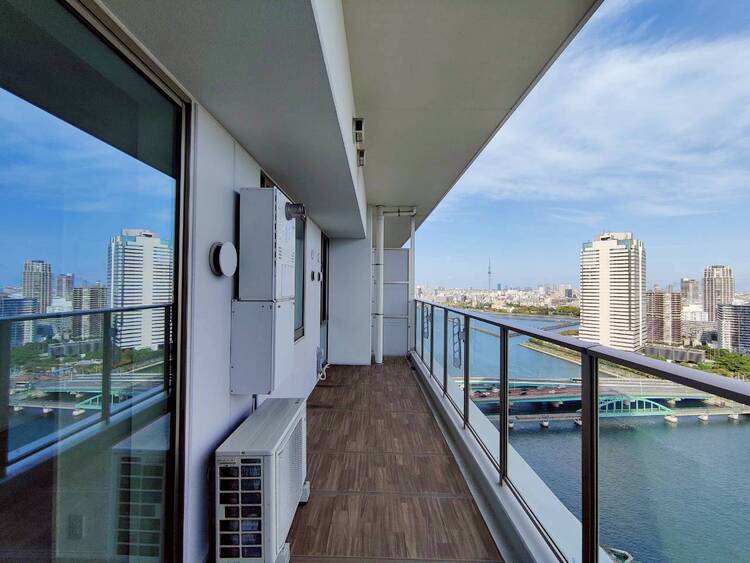 バルコニー 朝の澄んだ空気や、夕方に吹く清々しい風を感じられるバルコニー。