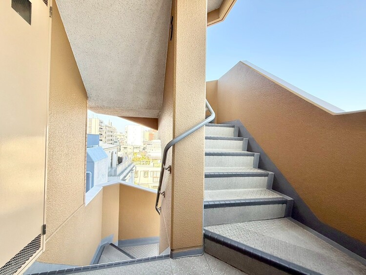 その他 共用部の階段です。明るく清潔に管理されています。